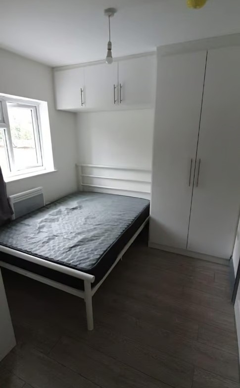 flat to rent Fernside Avenue Hanworth, Feltham TW13