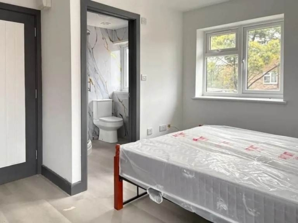 Studio Flat in Heathrow, Hounslow TW4 5LL