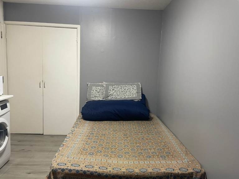 Studio flat in Bracknell RG12 9AZ