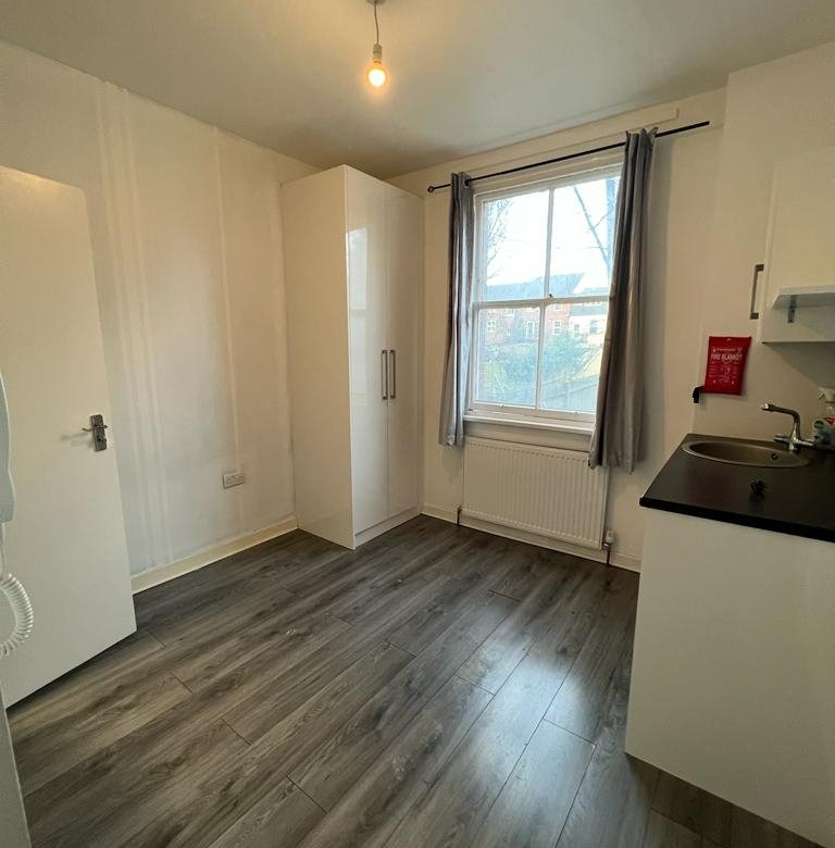 Studio in Central Reading (RG1 7UP)