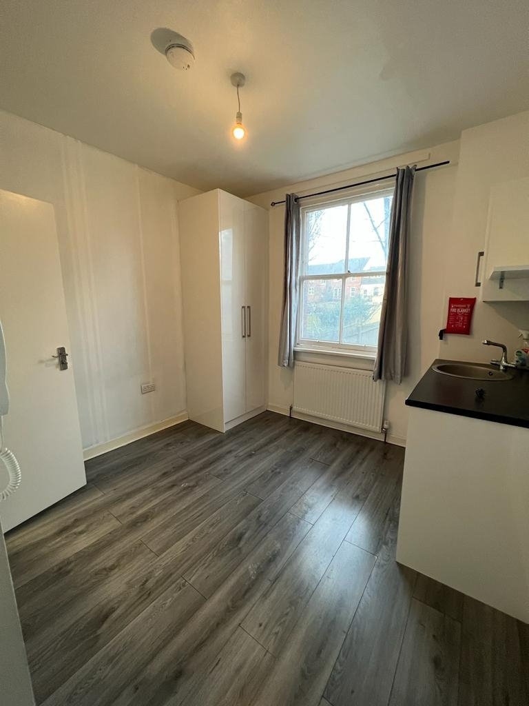 Studio in Central Reading (RG1 7UP)