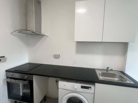 Studio Flat in Beaconsfield, Buckinghamshire HP9 2PD