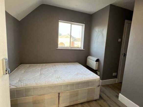 Studio Flat in Clewer Avenue, Windsor (SL4 3QB)
