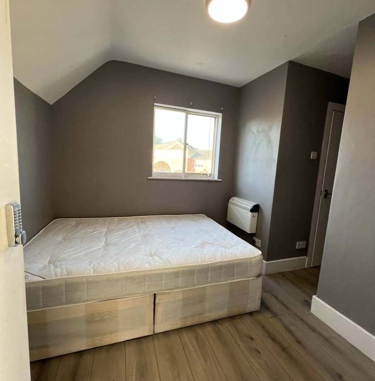 Studio Flat in Clewer Avenue, Windsor (SL4 3QB)