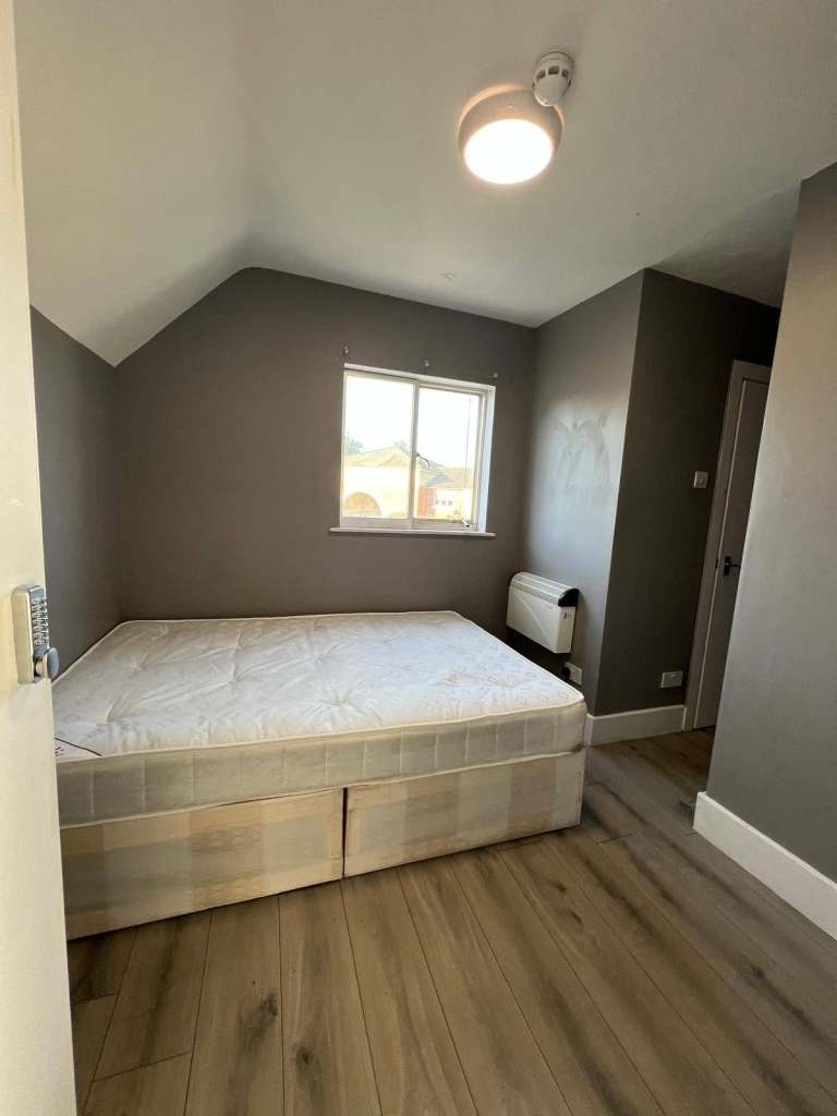 Studio Flat in Clewer Avenue, Windsor (SL4 3QB)