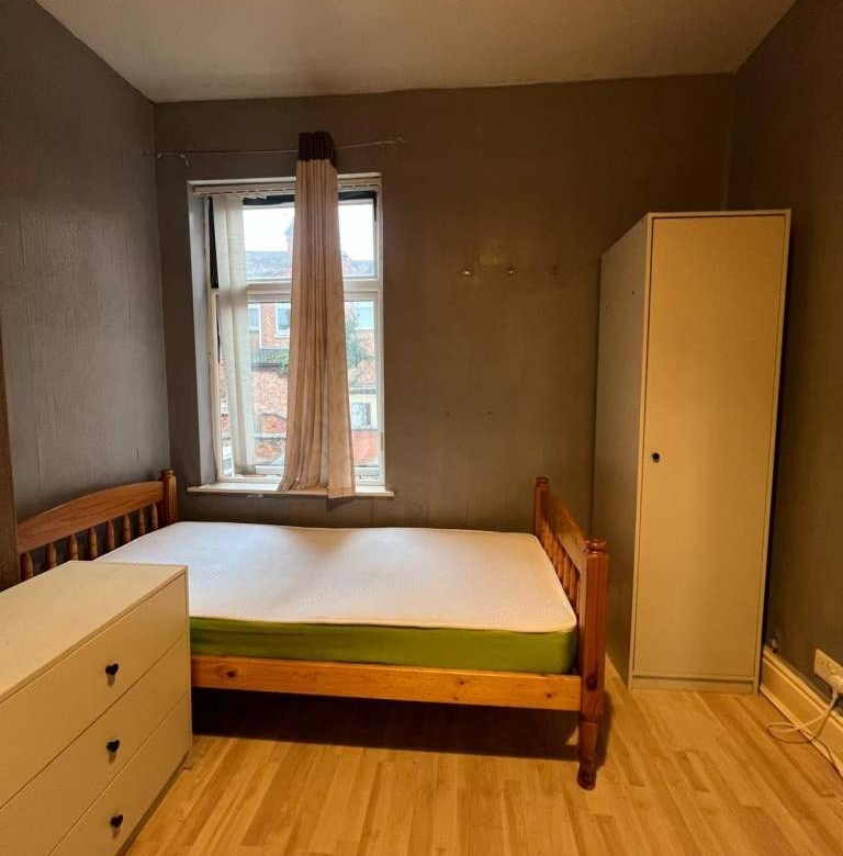 Room on Melton Road Leicester LE47AN