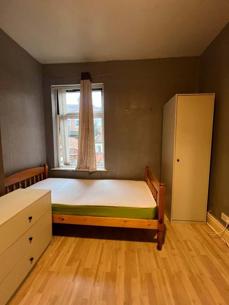 Room on Melton Road Leicester LE47AN