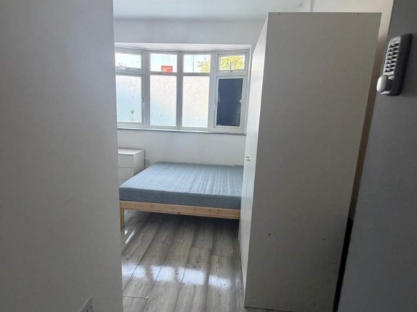 Studio Flat in Slough, Berkshire, (SL1 5PR)